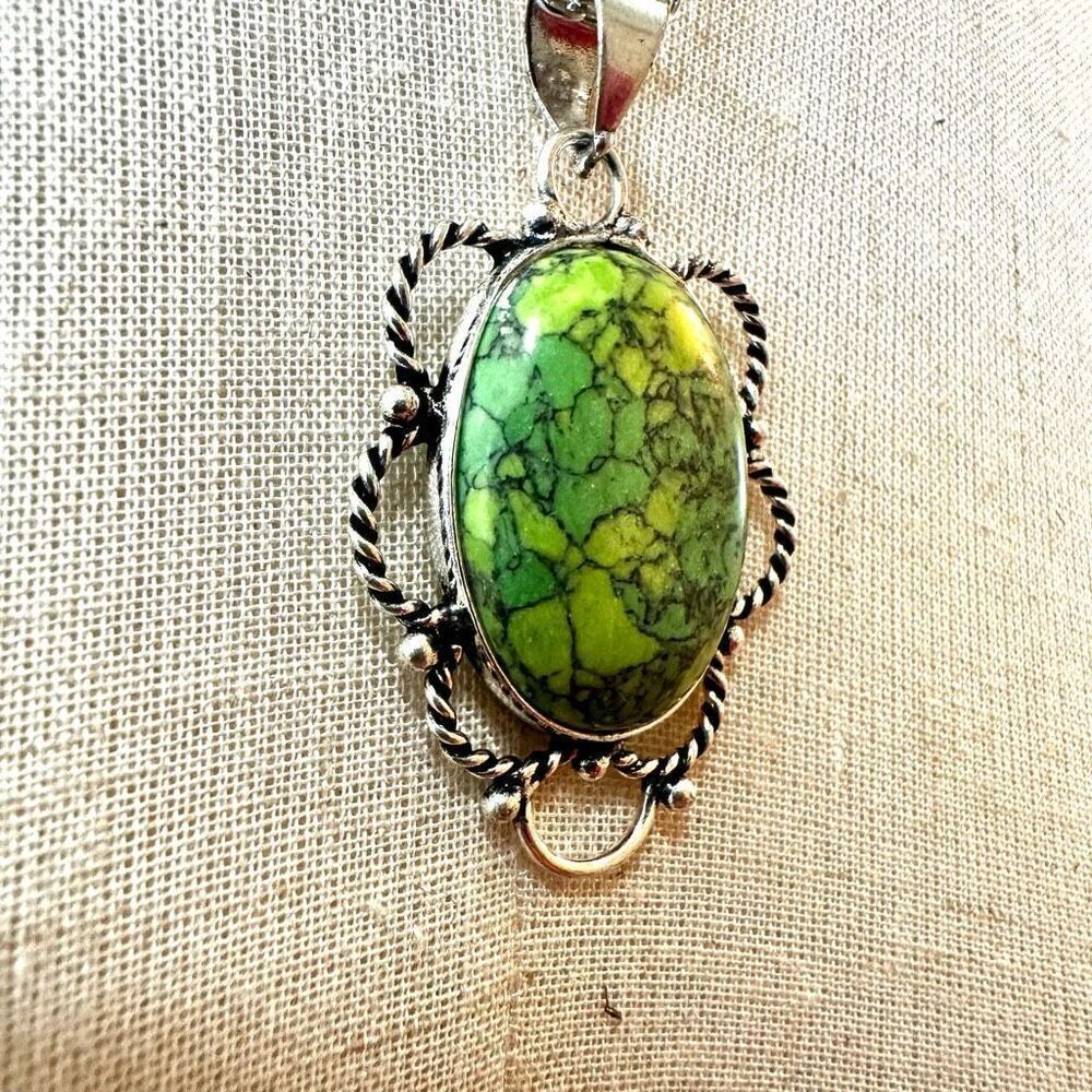 Green and silver tone pendant necklace - Picture 3 of 10